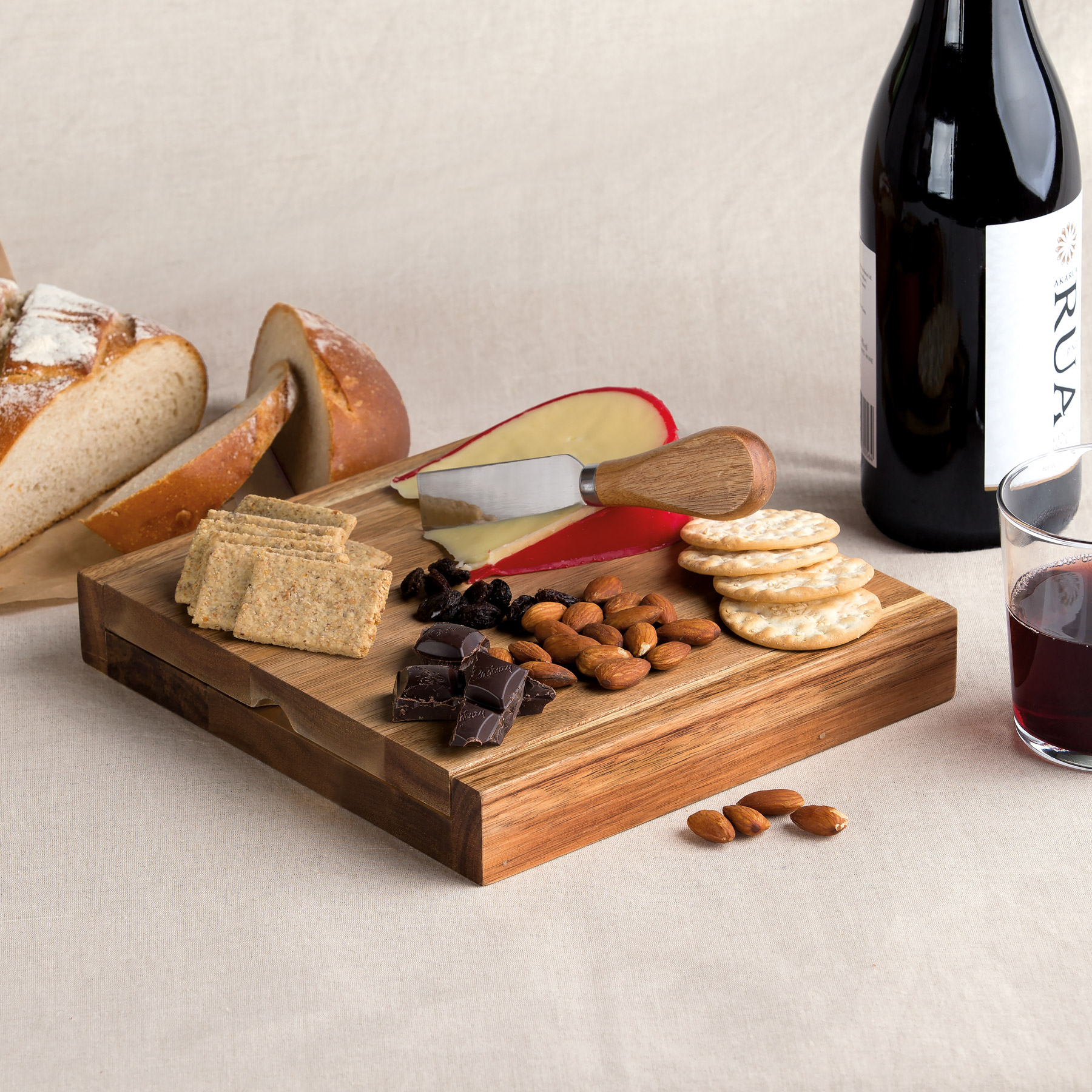 Clamshell Cheese Board Features